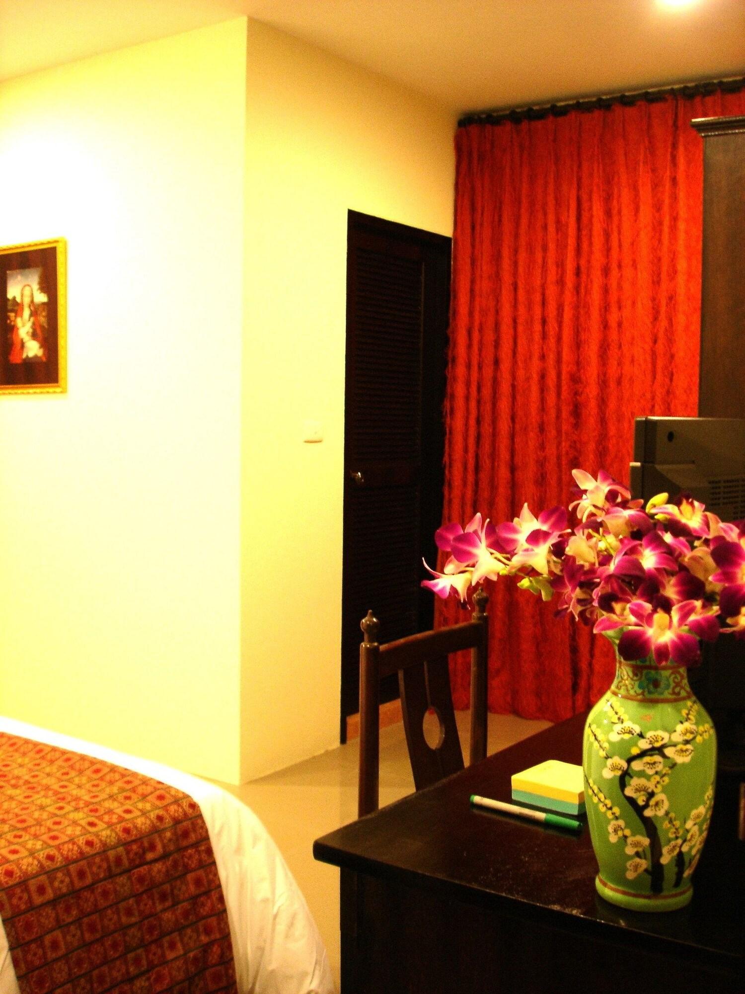 The Bang Khun Phrom Hotel 3*