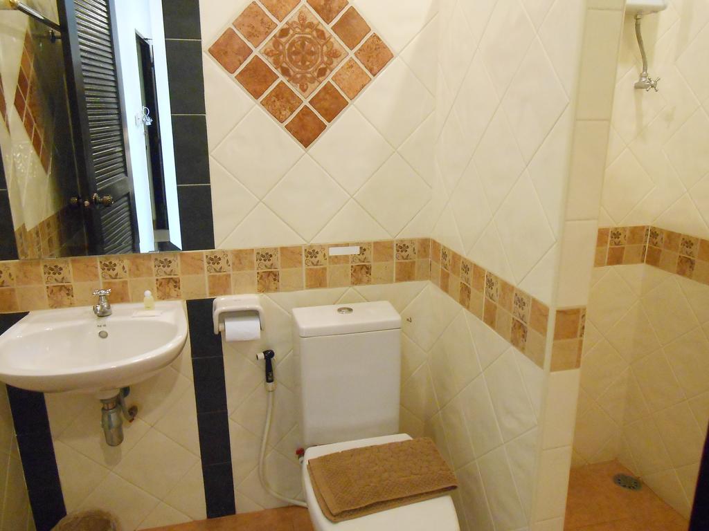 The Bang Khun Phrom Hotel 3*