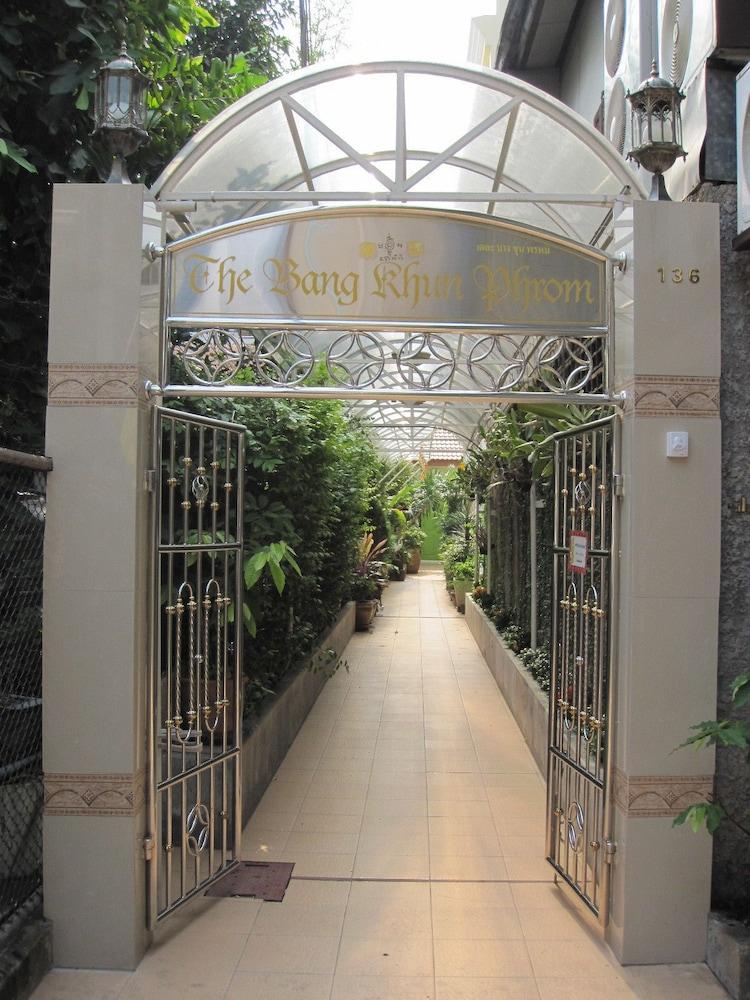 The Bang Khun Phrom Hotel 3*